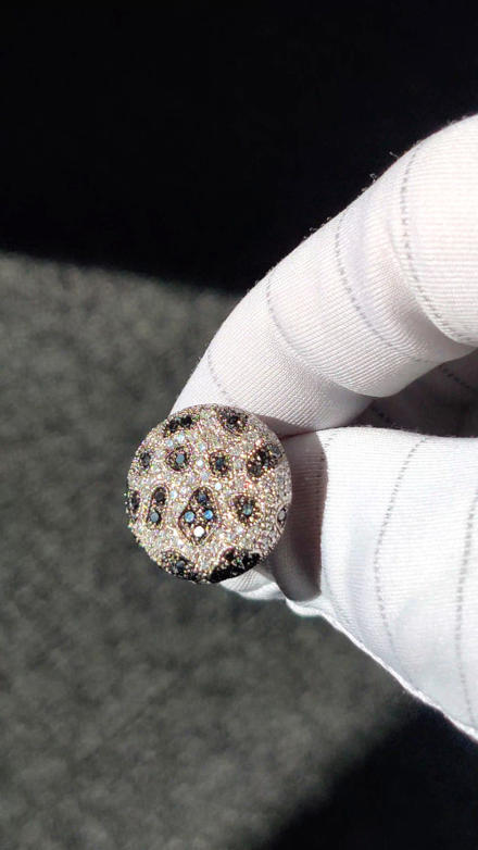 Schwarze und weisse Diamanten Ohrstecker Kombination