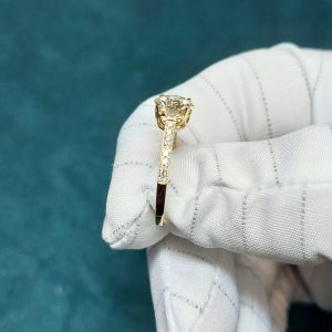 1,33 ct. Brillantring Gelbgold 18K 1,23 Karat + 0,10 Karat Besatzdiamanten IGI