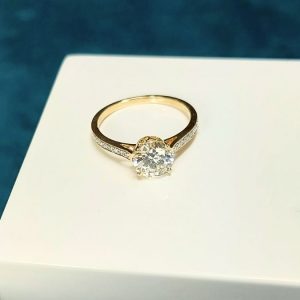 1,33 ct. Diamantring 1,23 Karat + 0,10 Karat Besatzdiamanten IGI Zertifikat