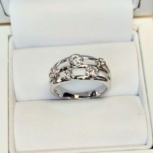 Diamantring mehrere Steine 0,45 ct. elegant auffallend und für jeden Tag