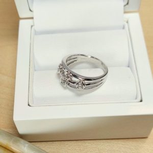 Diamantring mehrere Steine 0,45 ct. elegant auffallend und für jeden Tag