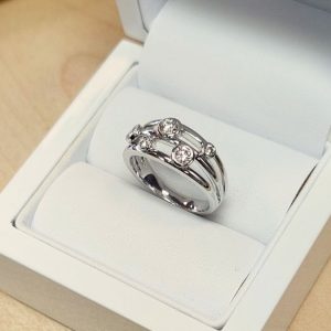 Diamantring mehrere Steine 0,45 ct. elegant auffallend und für jeden Tag