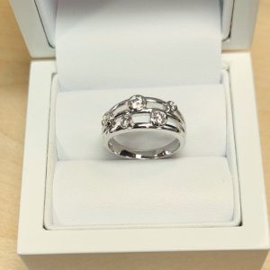 Diamantring mehrere Steine 0,45 ct. elegant auffallend und für jeden Tag