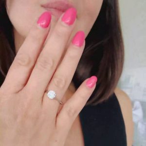 Diamantring München an der Hand Verlobungsring kaufen 18K Weissgold