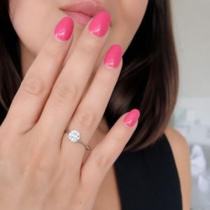 Verlobungsring München Finger getragen