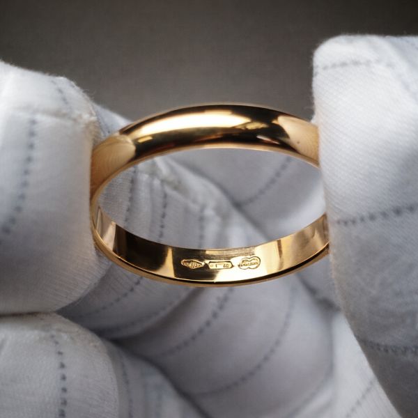 Klassisch. Zeitlos. Und für jeden Tag. Eheringe von UNOAERRE in 18 Gelbgold