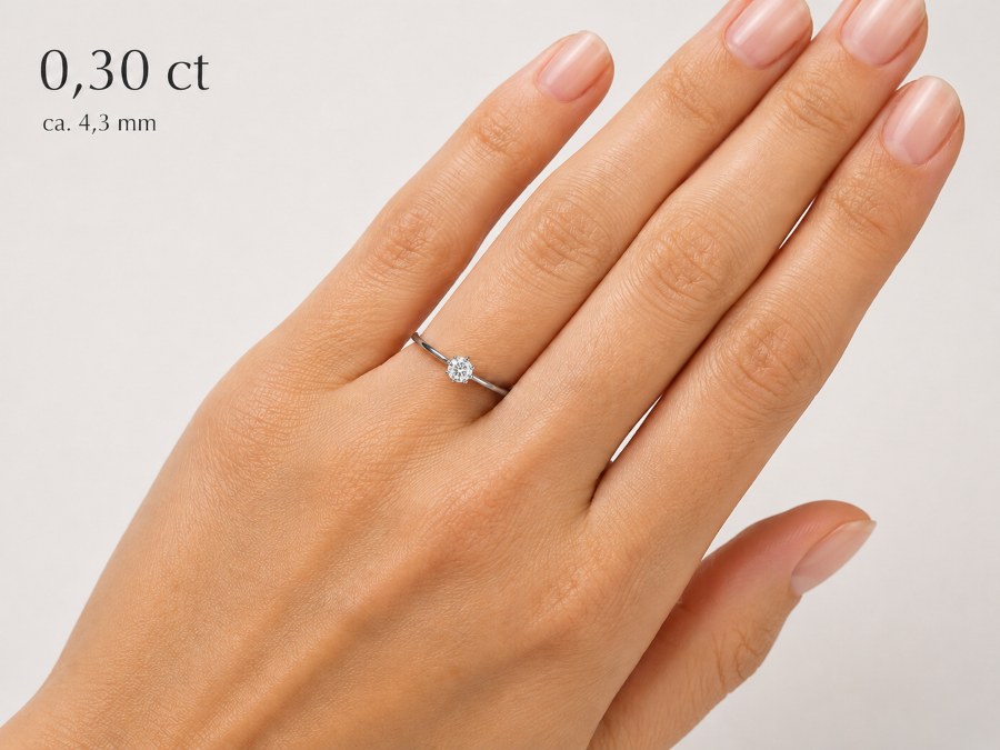 Verlobungsring mit 0,30 ct Diamant am Ringfinger