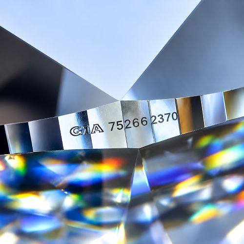 Lasergravur der Zertifikatsnummer eines Diamanten