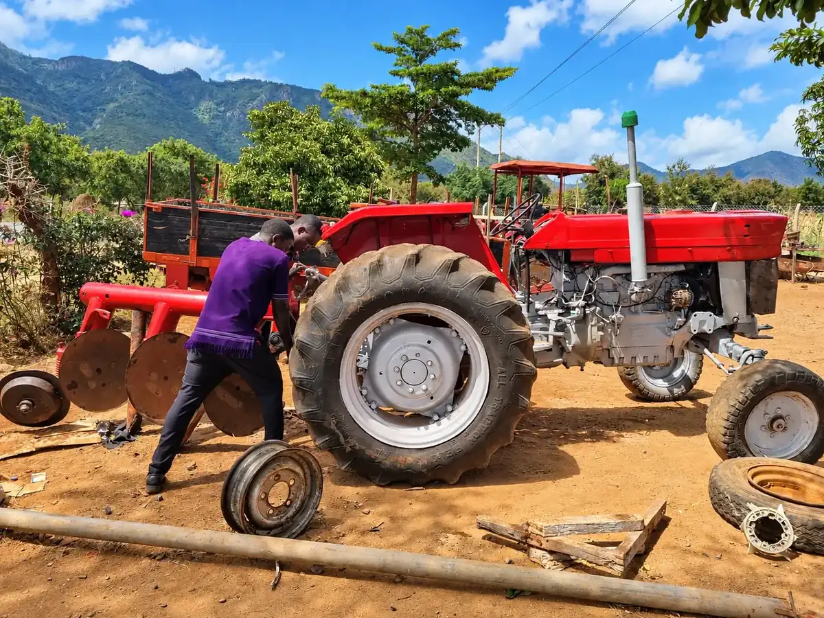 Traktor und Werkstatt in Tansania
